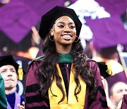 美 흑인 여성, 17세에 최연소 박사 됐다…14세에 석사 취득