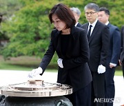 국립서울현충원 참배한 허은아 "개혁의 앞날 열어 가겠다" [뉴시스Pic]