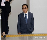 '돈봉투 의혹' 공판 출석하는 이성만