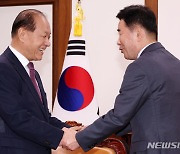 악수하는 김진표 의장, 황우여 비대위원장