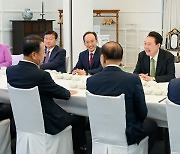 윤, 여 PK 초선 만찬 "당 의견 적극 수용…책임정치 하겠다"(종합)