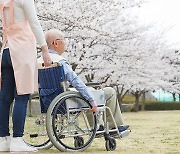 일본, 한국보다 먼저 외국인 간병인 도입…4만명 활동