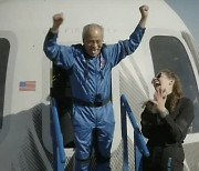블루오리진 로켓타고 최고령 우주비행··· 60년만에 꿈 되찾은 흑인 전직 파일럿