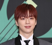 강다니엘, 소속사 대주주 고소…100억 대 사문서 위조 혐의 