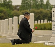 김정은, '후계 스승' 현철해 사망 2주기 맞아 묘소 직접 참배