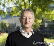 'AI 대부' 힌턴 "일자리 사라져 불평등 심화…기본소득 필요"