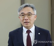 '박원순 피해자 신상공개' 정철승, 국민참여재판 재차 요청