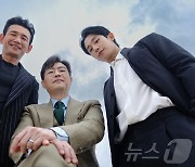 류승완·황정민·정해인, '베테랑2' 스리샷…칸 해변 접수한 카리스마 [칸 현장]