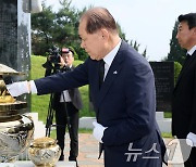 DJ묘역 분향하는 황우여 비대위원장