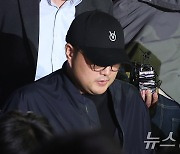 고개 숙인 김호중