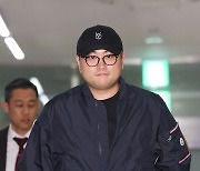 주머니에 손 넣고 나오는 김호중