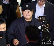 굳은 표정의 김호중