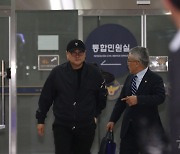 굳은 표정으로 경찰서 나오는 김호중