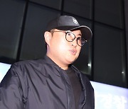 굳은 표정으로 경찰서 나오는 김호중