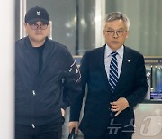 조남관 변호사와 경찰서 나서는 김호중