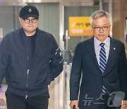 조남관 변호사와 경찰서 나서는 김호중