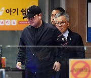 조사 끝 귀가하는 김호중