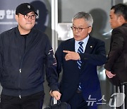 조남관 변호사와 나오는 김호중