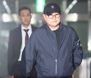 무표정으로 경찰서 나오는 김호중