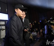 9시간 조사 끝 귀가하는 김호중