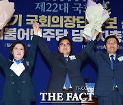 민주, '추미애 낙선' 후폭풍…연쇄 탈당에 지지율 하락까지