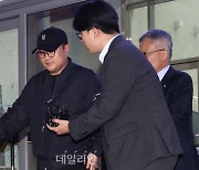 “죄인”이라며 입 다문 김호중, 6시간 버티기 끝내고 귀가