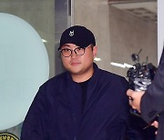 김호중 "죄인이 무슨 말이"…9시간 경찰조사 받고 귀가