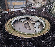 테헤란에 모인 추모객들...대통령 사망에 이란 사회 충격