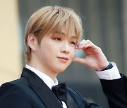 Kang Daniel reports agency shareholder to police for forgery, embezzlement