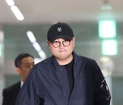 굳은표정으로 귀가하는 김호중