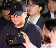 김호중 "죄인이 무슨 말 필요"…경찰 출석 8시간40분만 귀가(영상)