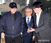 취재진 질문 답변하는 김호중