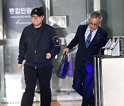 굳은표정의 김호중