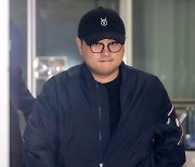 경찰조사 마치고 귀가하는 김호중