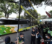 한미 방위비협상 2차 회의 향하는 협상단 버스