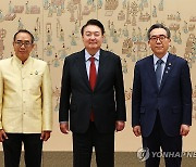 윤석열 대통령, 타니 쌩랏 주한태국대사와 기념촬영