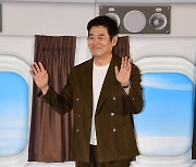 [TEN포토]성동일 '화려한 여객기 기장'