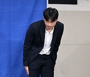 [mhn포토] 기자회견 마치고 인사하는 이대성