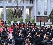 당 중앙간부학교 준공식에서 테이프 끊는 北 김정은