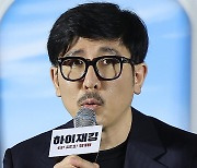 인사말 하는 김성한 감독