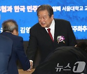 인사나누는 김무성 이사장