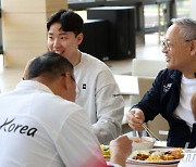 유인촌 장관, 파리올림픽 앞둔 국가대표들과 식사