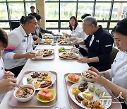 유인촌 문체부 장관, 진천선수촌서 식사