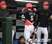 [포토] 삼진 당한 김도영 격려하는 이범호 감독