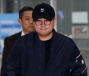 “취재진 있으면 못 나가” 조사 마친 김호중, 6시간 넘게 귀가 거부