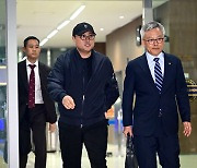 “경찰 출석해도 명품은 못 참지”… 김호중 입은 재킷·루이비통 신발만 300만원 넘어