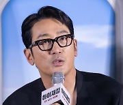 '하이재킹' 하정우 "여진구 사내답고 멋진 배우로 성장했더라"