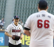 [포토] 김연빈, 시구후 환한 미소