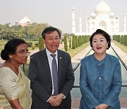 "文, 한창 공격 중인 아군에 찬물"…김정숙 논란에 野 '술렁'