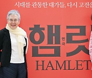 관객 잡아끄는 두 ‘대모’ … “단역이지만 헤매고 있다”